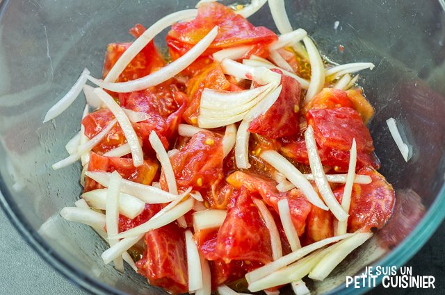 Salade de tomates à l’oignon doux (huile et vinaigre)
