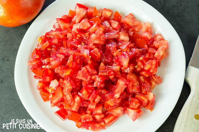 Tartare de tomate aux rillettes de thon (couper les tomates)