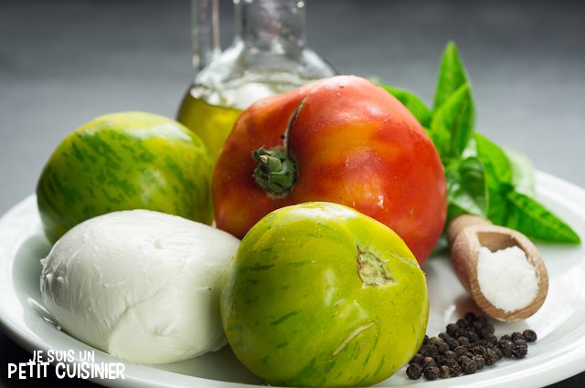 Salade caprese aux tomates cœur de bœuf et green zebra (ingrédients)