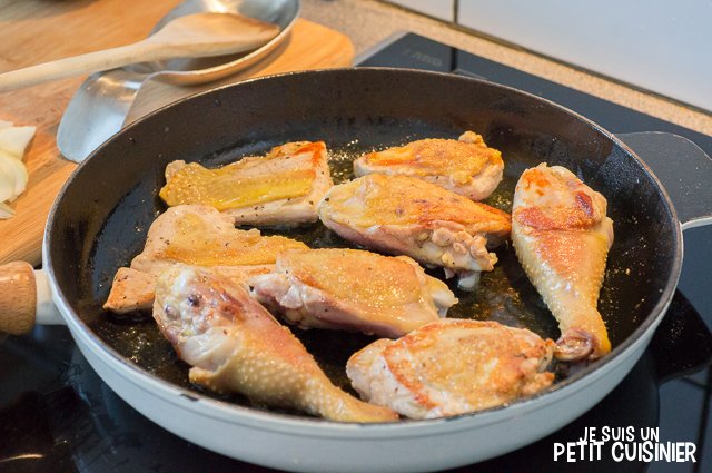 Poulet en sauce au safran et amandes (saisir le poulet)