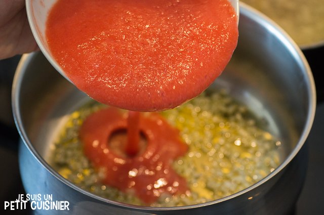 Riz à la sauce tomate (ajouter les tomates)