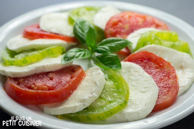 Salade caprese aux tomates cœur de bœuf et green zebra (assiette)