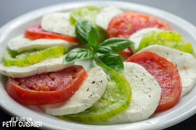 Salade caprese aux tomates cœur de bœuf et green zebra (poivre)