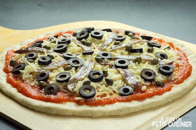 Pizza aux anchois (olives noires)