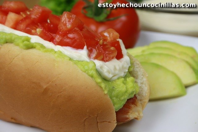 « Completo italiano », l'un des hot dogs très répandu au Chili.