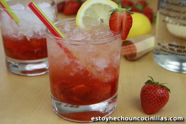 Caïpiroska fraise (cocktail à la glace pilée). Caipirinha vodka fraise.