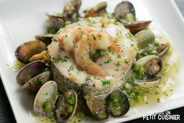 Merlu sauce verte aux palourdes et crevettes
