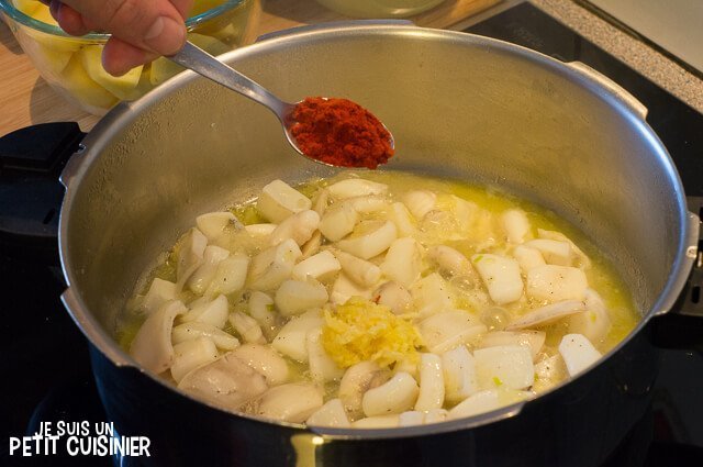 Ragoût de pommes de terre à la seiche. Cuisine espagnole
