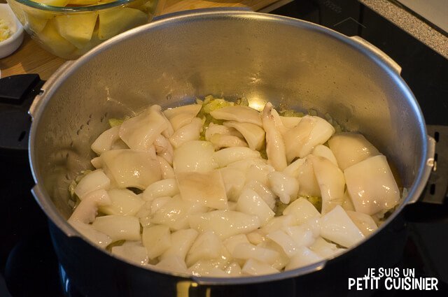 Ragoût de pommes de terre à la seiche. Cuisine espagnole