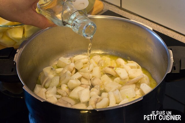Ragoût de pommes de terre à la seiche. Cuisine espagnole