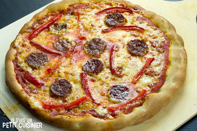Pizza au chorizo et poivron rouge
