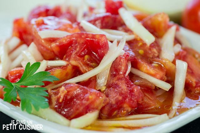 Salade de tomates à l’oignon doux