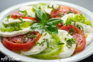 Salade caprese aux tomates cœur de bœuf et green zebra