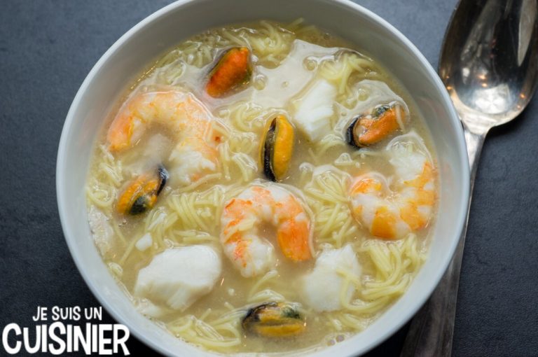 Recette de soupe au poisson, fruits de mer et vermicelle. Simple et