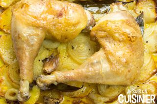 Recette de cuisses de poulet au four sur lit de pommes de terre et ...