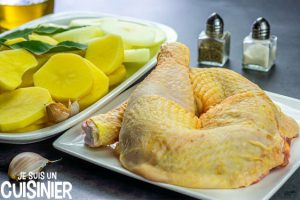 Recette de cuisses de poulet au four sur lit de pommes de terre et ...