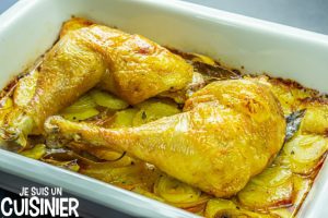 Recette de cuisses de poulet au four sur lit de pommes de terre et ...