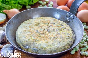 Omelette aux fèves et oignons