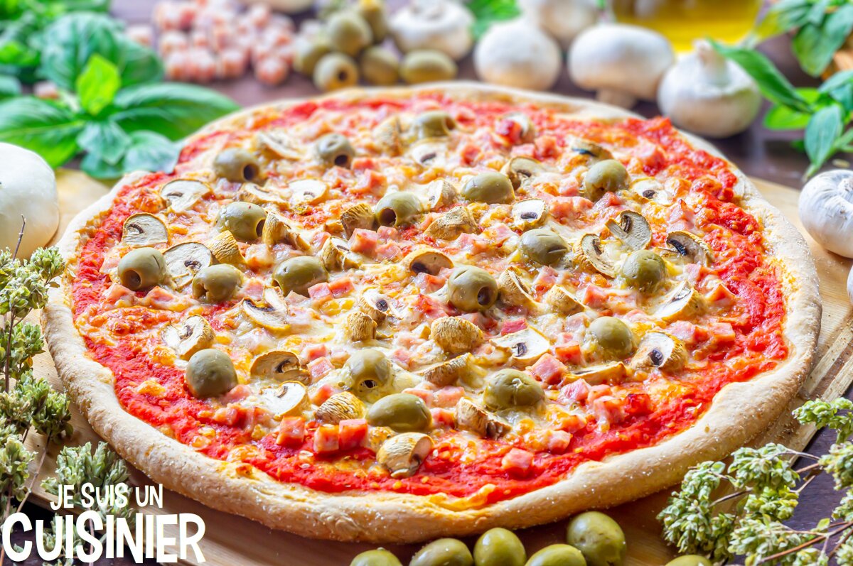 Pizza maison au jambon, champignons et olives