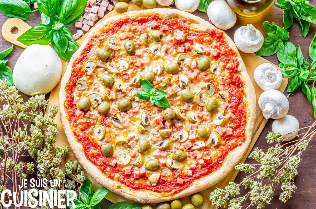 Recette de pizza maison au jambon, champignons et olives