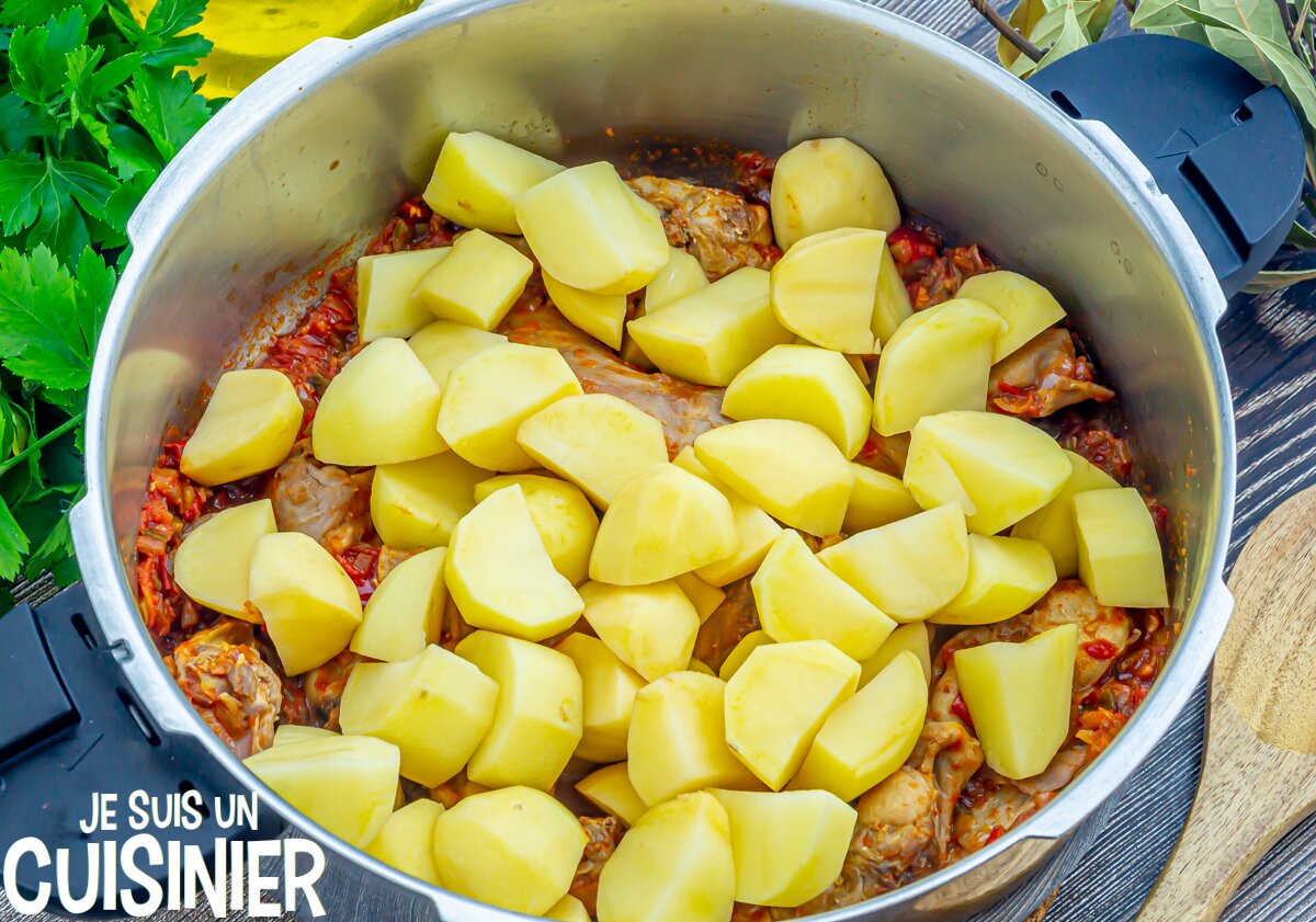 Ajouter les pommes de terre au ragoût