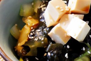 Salade d'algues wakamé, concombre et tofu