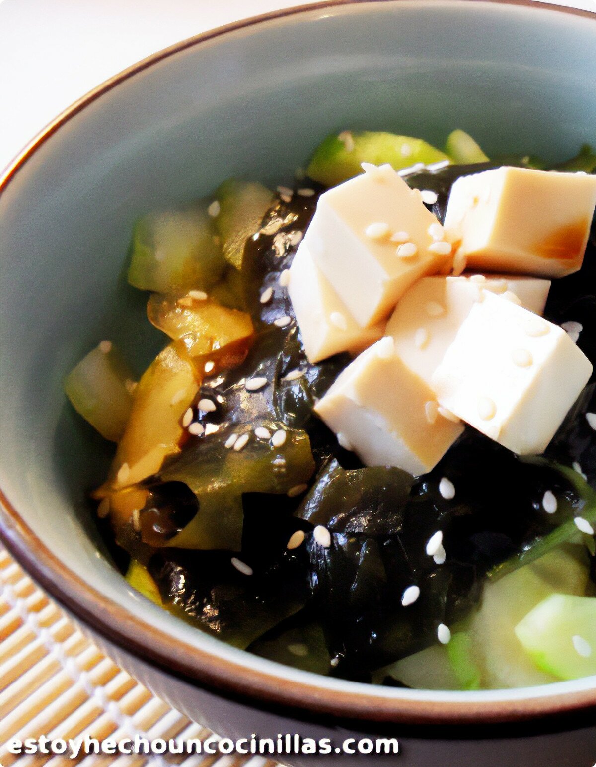 Salade d'algues wakamé, concombre et tofu