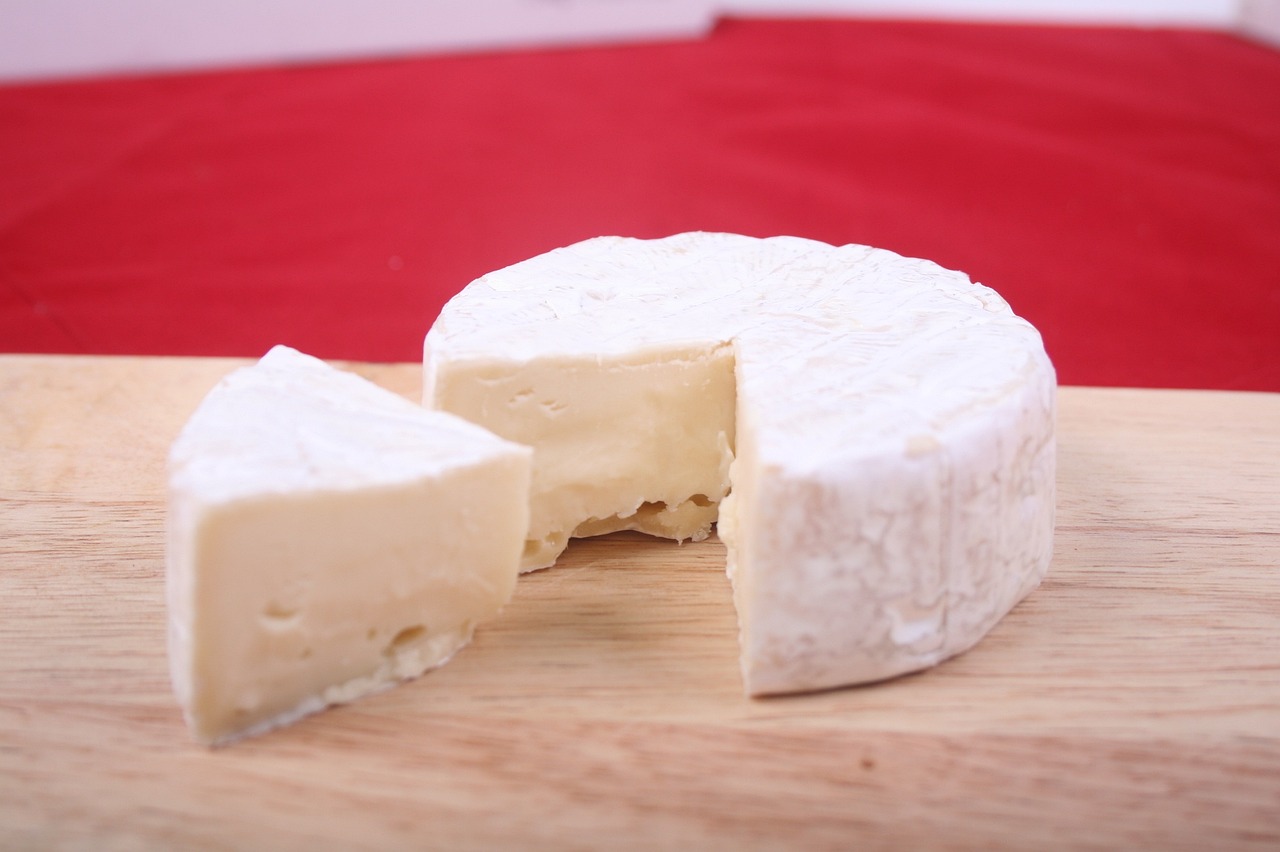 Un fromage coupé sur une planche